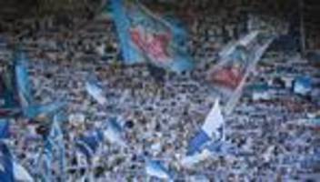 Besondere Fußball-Reise: Testspiel in England: 6.000 Fans begleiten Hansa Rostock