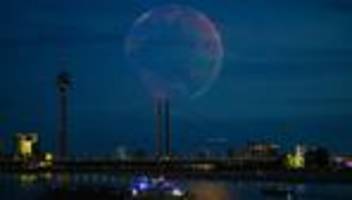 Doppelter Höhepunkt: Rheinkirmes: 1.200 Drohnen und Feuerwerk am Abendhimmel