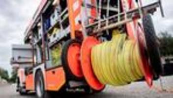 Kreis Heilbronn: Feuerwehr löscht Brand von Lkw-Anhängern mit alten Batterien