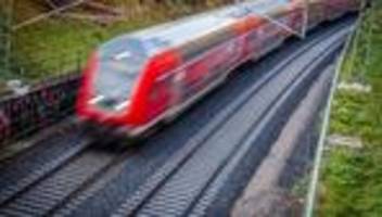 Verkehr: Bahn-Fahrgäste müssen wegen Überfüllung zurückbleiben