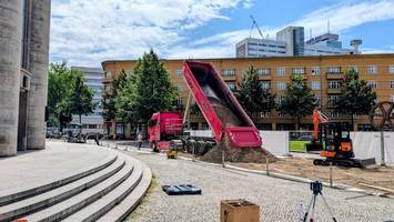 Volksbühnen-Schwimmbad: „Der Intendant weiß nicht, wohin mit dem vielen Geld“