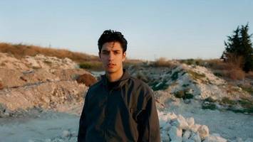 „glanz null“: warum rapper apsilon in vielem an franz kafka erinnert