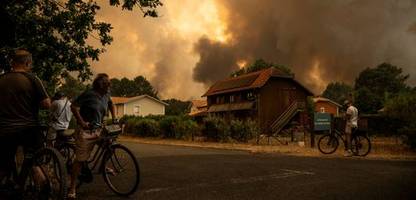 Waldbrände wüten in Frankreich: Flammen, Rauch, Löscharbeiten - die Bilder