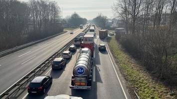 Frau auf der A23 verunglückt: Autobahn ist bei Pinneberg gesperrt
