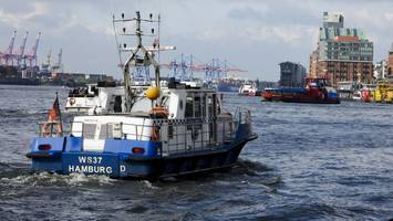 Rettungseinsatz an den Landungsbrücken: Jugendlicher schwimmt in Fahrrinne