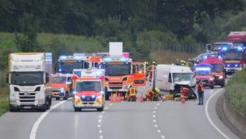 sprinter rast auf a7 in lastwagen: fahrer wird im wrack eingeklemmt