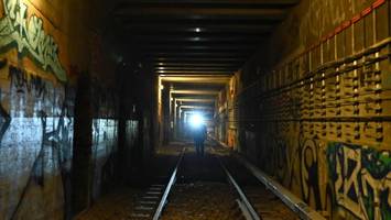 18-Jährige läuft mit Taschenlampe durch S-Bahn-Tunnel – Streckensperrung