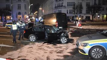 Flucht vor der Polizei endet tödlich: BMW-Fahrer (18) wegen Mordes vor Gericht