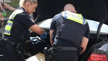 Mit Schusswaffen im Audi durch Hamburg-Wilstorf: Polizei nimmt Männer fest