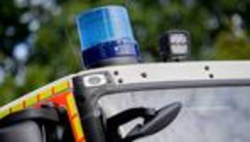 Feuerwehr rückt aus: Jugendlicher grillt auf Parkhausdach - und löst Einsatz aus