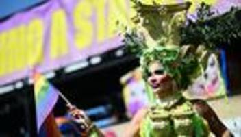 Gesellschaft: Christopher Street Day: Demonstration zieht durch Berlin