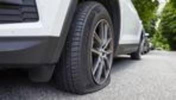 Kriminalität: Umwelt-Aktivisten lassen Luft aus SUV-Reifen