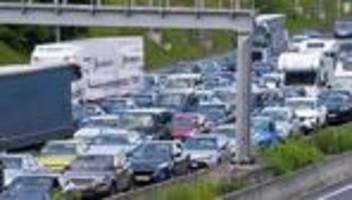 Verkehr: Kilometerlange Staus auf den Autobahnen in Richtung Küsten