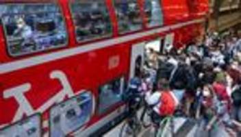 Volle Züge: Fahrgastverband: Alternativen für zurückgelassene Fahrgäste