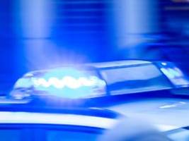Autobahn stundenlang gesperrt: Reisebus prallt auf Baustellenfahrzeug - drei Schwerverletzte