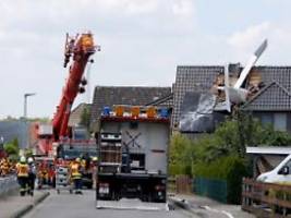 maschine krachte in ein haus: rettungskräfte bergen zweiten toten nach flugzeugabsturz