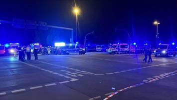 Auto rast in Menschenmenge – mutmaßlicher Fahrer flüchtig