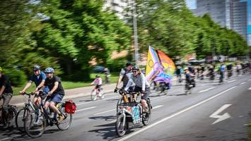 „Meilenstein der Freikörperkultur“: Demo radelt erstmals nackt durch Berlin