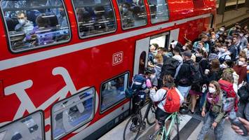 Überfüllte Züge und zurückgelassene Fahrgäste: Verband stellt Forderungen