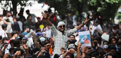 indien: »kakerlaken-bewegung« drängt bildungsminister aus dem amt