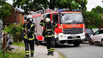 Feuerwehreinsatz in Trittau: Haus gerät beim Unkrautabflämmen in Brand