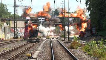 Knall erschüttert Hamburger Westen: Brücke am Bahnhof Langenfelde gesprengt