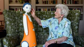 valentina (93) häkelt ihm mützen: roboter willi sorgt im heim für gute laune