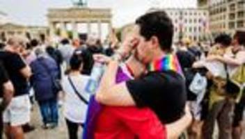 Angriff auf Berliner CSD: CSD-Veranstalter: Anschlag nicht instrumentalisieren