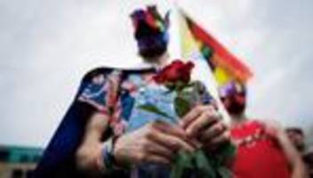Zeichen der Solidarität: Nach Anschlag in Berlin: CSD-Mahnwache in Dresdner Altstadt