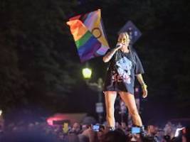 Ekelhaft und sinnlos: Sarah Connor und Ikkimel sind nach dem CSD-Anschlag entsetzt