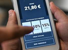 oft mindestens zehn prozent: trinkgeld per kartenlesegerät - unverschämt oder praktisch?