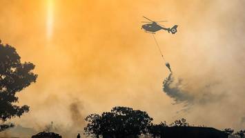 Italien kämpft gegen Waldbrände: Mehrere Feuer treffen Urlauber hart