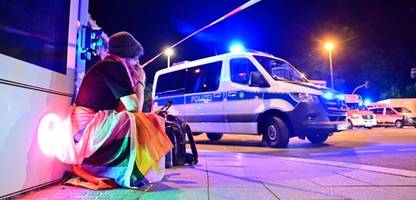 csd in berlin: auto fährt in menschenmenge – eine tote, mehrere schwerverletzte