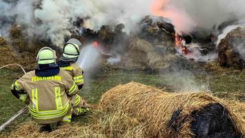 500 Strohballen brennen auf Pferdehof bei Hamburg – Feuerwehr warnt Anwohner