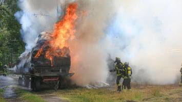 Strohballen auf Anhänger fangen Feuer – Landwirt erleidet Brandverletzung