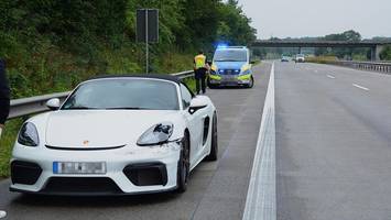 Unfall auf der A24: Porsche weicht Reh aus – und kracht in Leitplanke