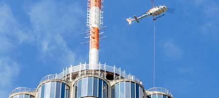 Spektakulärer Heli-Einsatz am Augsburger Hotelturm: Was derzeit dort in luftiger Höhe geschieht