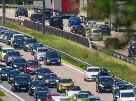 Stau, volle Züge, Hochbetrieb am Flughafen: Was Reisende zum Ferienbeginn in Bayern wissen müssen