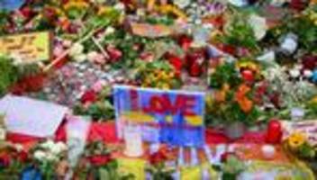 Nach CSD-Angriff: CSD-Anschlag: Hunderte gedenken am Brandenburger Tor