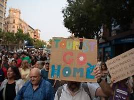 Ein Jahr vor Regionalwahlen: Mallorca overbooked - Tausende protestieren gegen Massentourismus