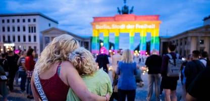 Anschlag auf den CSD in Berlin: Trauer, Wut und politische Forderungen