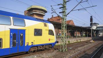 Rauch zieht durch Metronom: Feuerwehr evakuiert gesamten Zug am Bahnhof Harburg