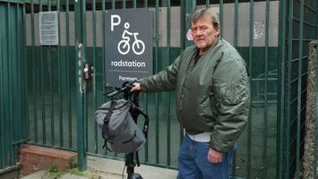Schwer kranker Hamburger benötigt E-Scooter – darf aber B+R-Anlage nicht nutzen