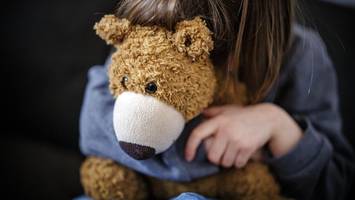 Schwerer sexueller Missbrauch von Stiefnichte (5) – Hamburger muss lange in Haft