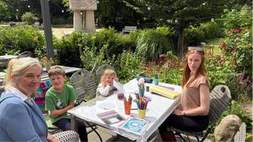 fünf euro pro stunde: bergedorfer café betreut kinder im wochenmarkt-trubel