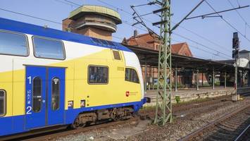 Rauch zieht durch Metronom: Feuerwehr evakuiert gesamten Zug am Bahnhof Harburg