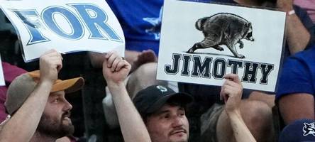 „Jimothy regiert diese Stadt“: Ein buckliger Waschbär erobert das Internet