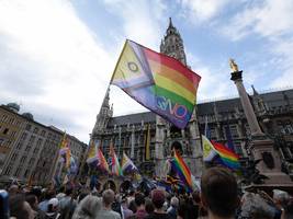 mahnwache nach anschlag auf csd: „man will jetzt alles – bloß sich nicht allein fühlen“
