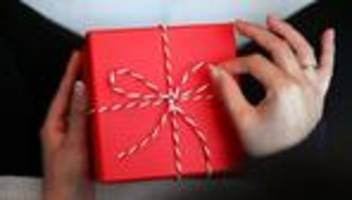 Gesellschaft: Umfrage: Warum wir uns gern selbst Geschenke kaufen