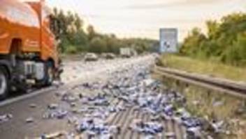 stundenlange behinderungen: lkw verliert hunderte energydrink-dosen auf a8